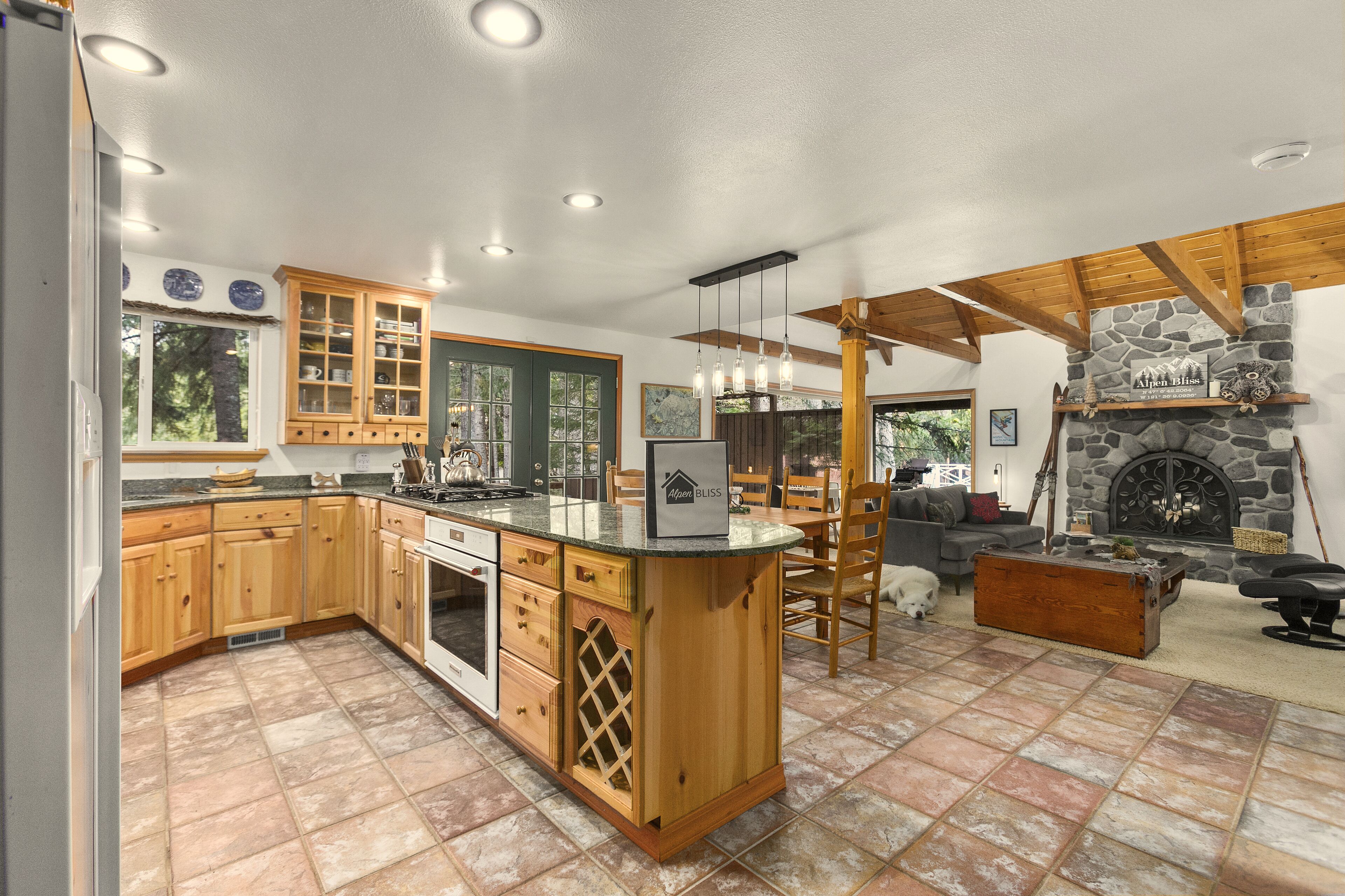 冷蔵庫、電子レンジ、オーブン、コンロ