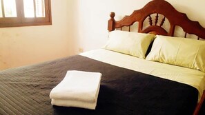 Quarto casal básico | Ferros/tábuas de passar roupa, Wi-Fi de cortesia, roupa de cama