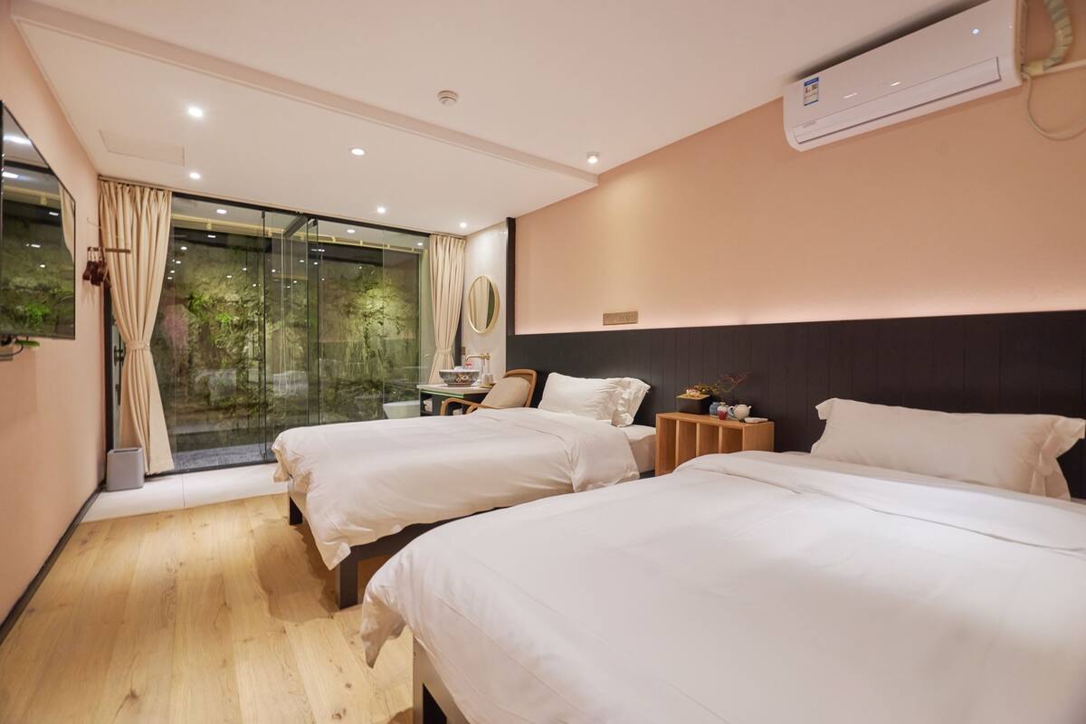 Habitación de diseñador con 2 camas individuales, para no fumadores | Decoración personalizada, muebles diferentes y escritorio