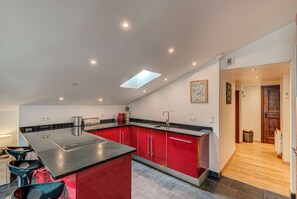 Fridge, oven, coffee/tea maker, cookware/dishes/utensils - Apartment Les Drus - Alpes Agency - Central Chamonix - Sleeps 6 (Chamonix-Mont-Blanc)