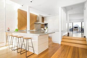 Fridge, microwave, oven, stovetop - Spectacular Panoramic Oceanview House in Seacliff (Seacliff)