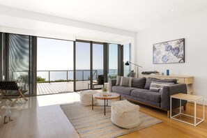 TV, offices - Spectacular Panoramic Oceanview House in Seacliff (Seacliff)