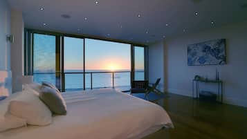 4 bedrooms, desk, iron/ironing board, WiFi