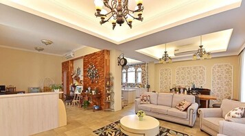 Un salón amplio con sofá, una mesa de centro y una cocina al fondo.