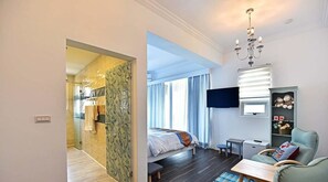 Desk, soundproofing, free WiFi, bed sheets - The Charming Land (Baisha)