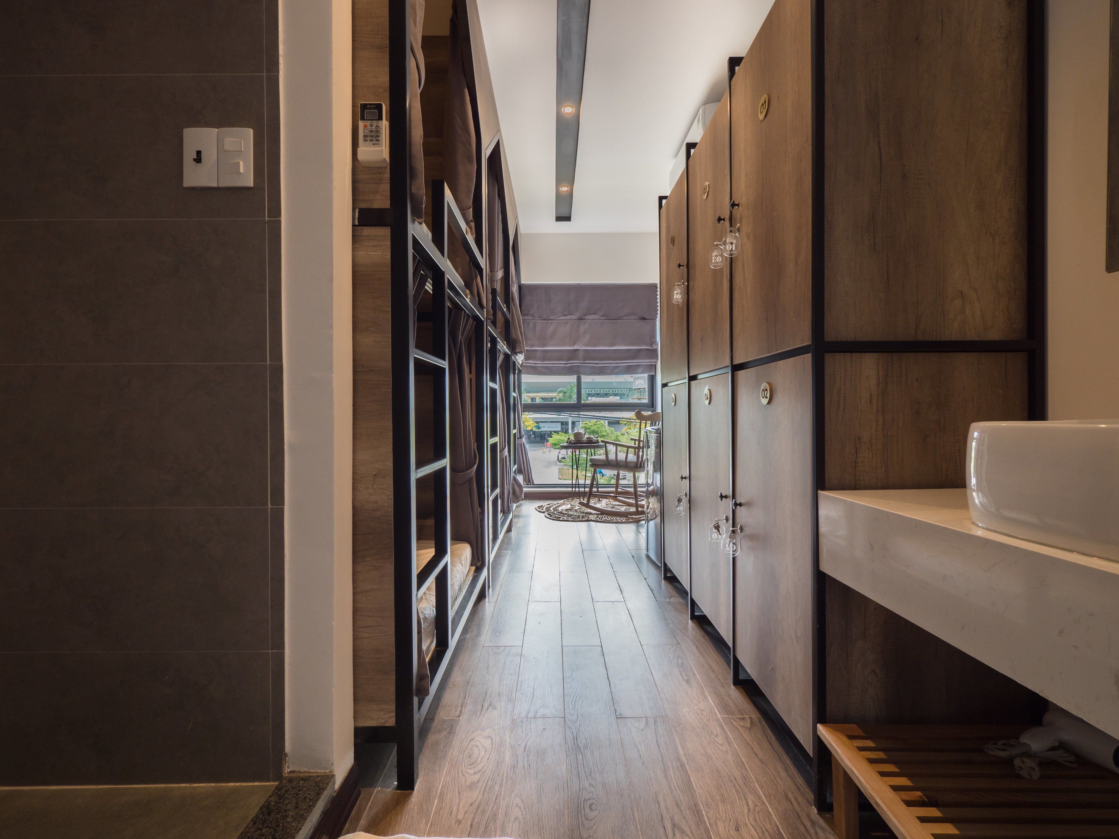 Meja kerja, tirai kedap cahaya, dan kedap suara