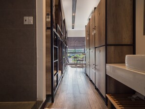 Työpöytä, pimennysverhot, äänieristys