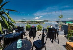 Outdoor dining - Wings House - Hostel (Da Nang)