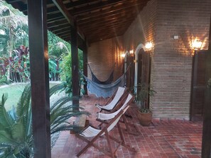 Terrace/patio - Beautiful house close to the beach in the Itamambuca condominium with complete security (Ubatuba)
