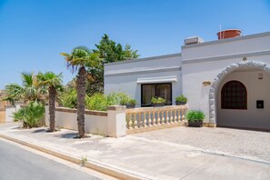 Villa Stephanotis is situated in a quiet, residential neighborhood, allowing guests to enjoy peace and privacy. - Villa Stephanotis~ Villa w/ Private Pool & Views (Il-Mellieħa)