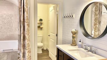 Combined shower/tub, jetted tub, hair dryer, towels