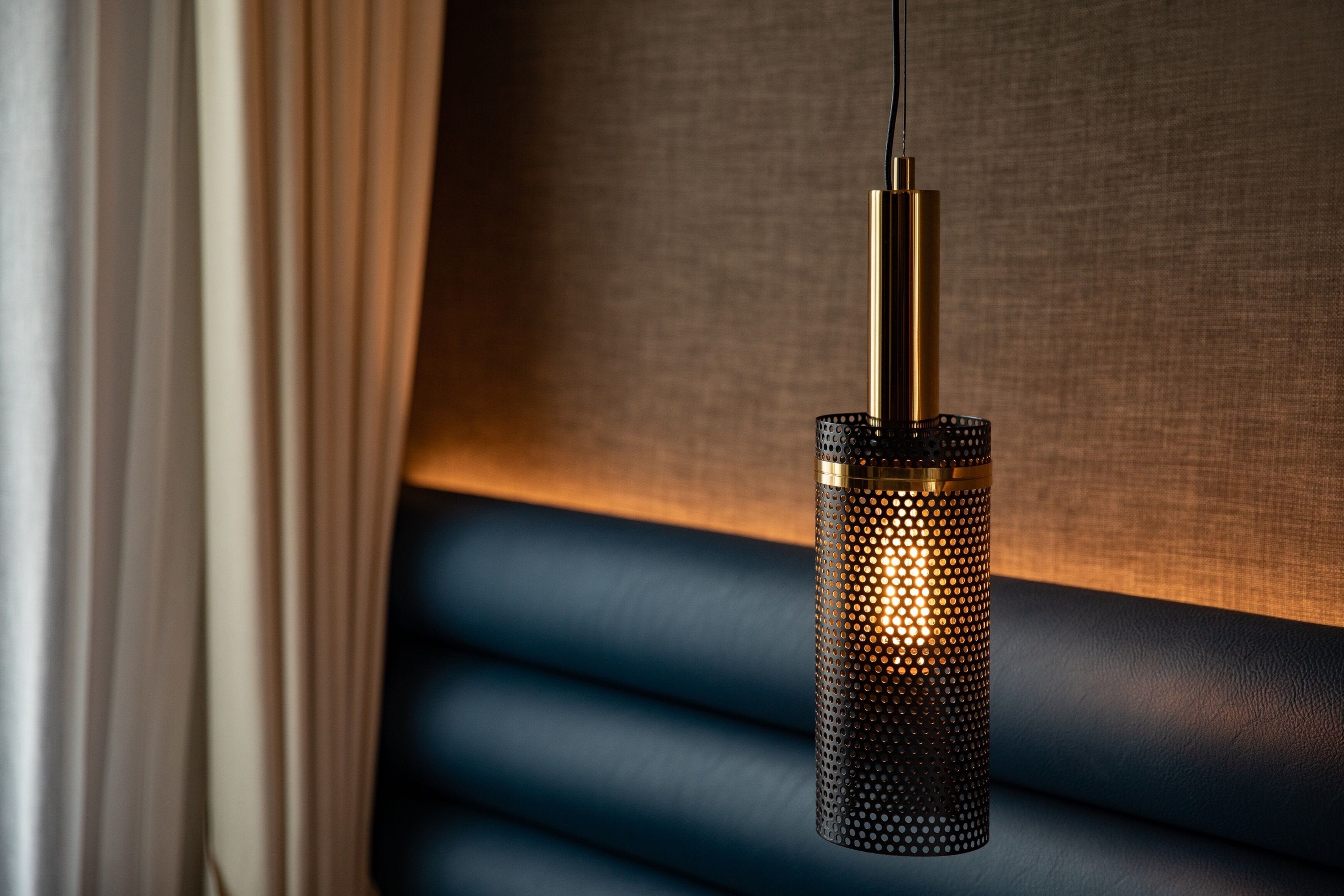 deluxe double/twin room internal window | minibar, in-room safe, desk, laptop workspace