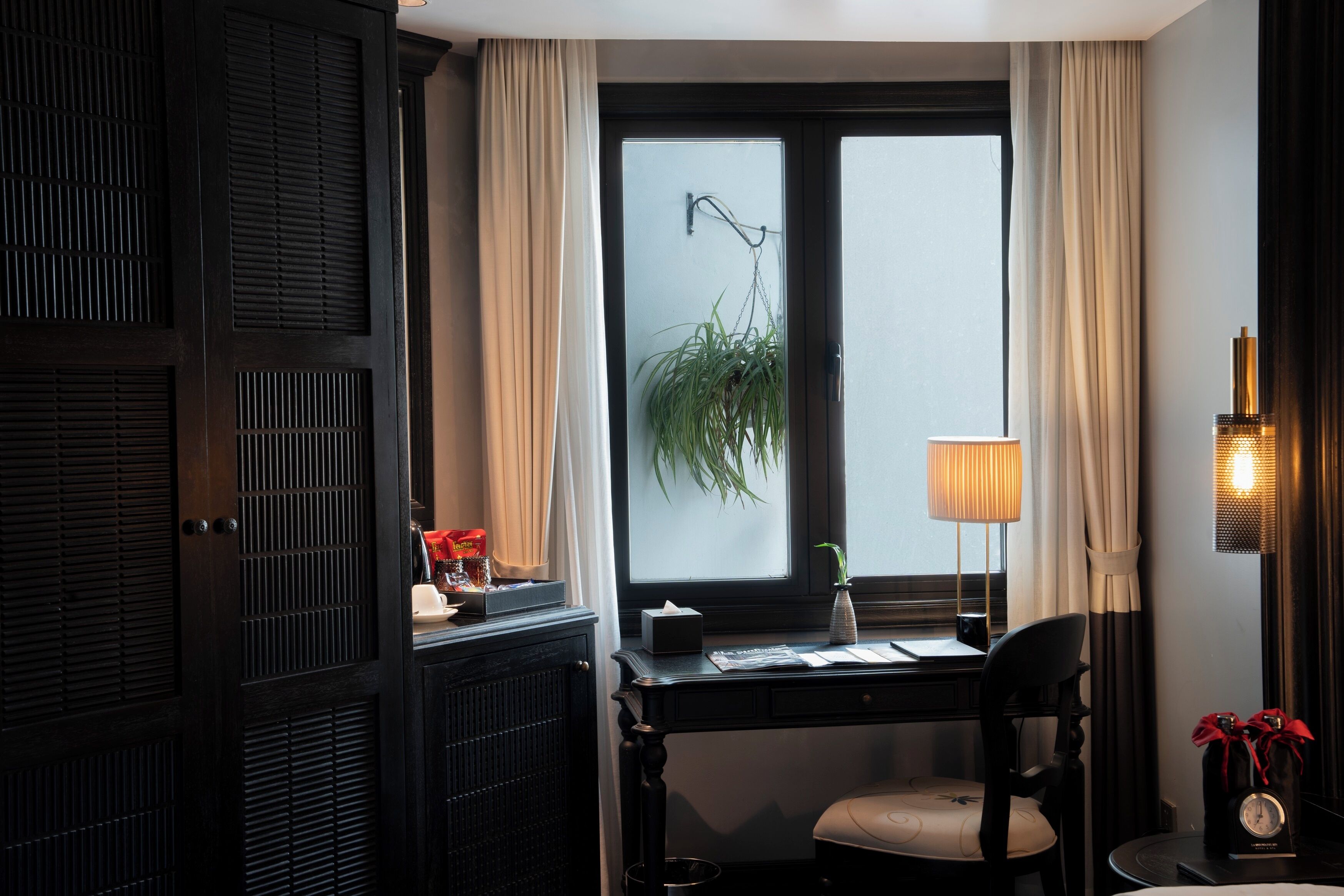 executive double/twin room external window | minibar, in-room safe, desk, laptop workspace