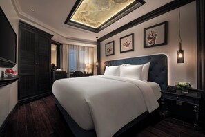 Deluxe double/twin room internal window | Minibar, in-room safe, desk, laptop workspace - La Sinfonía del Rey Hotel & Spa (Hanoi)