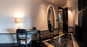 Terrace Suite lakeside room | Minibar, Zimmersafe, Schreibtisch, laptopgeeigneter Arbeitsplatz