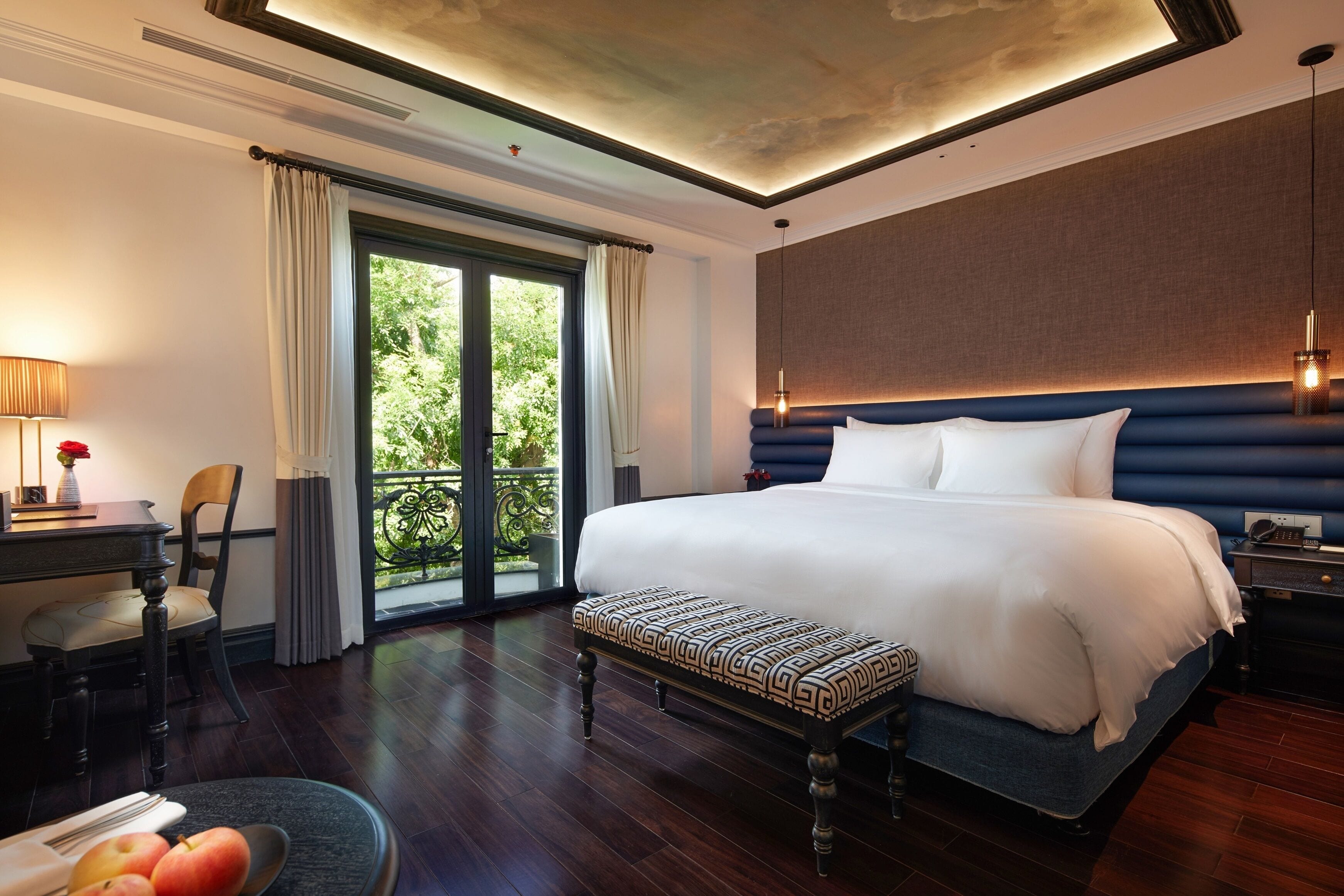 junior suite balcony room | minibar, in-room safe, desk, laptop workspace