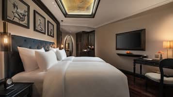 Deluxe double/twin room internal window | Minibar, in-room safe, desk, laptop workspace