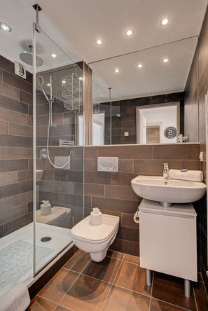 Combined shower/bathtub, towels - Apartment Cosmiques - Alpes Agency - Central Chamonix - Sleeps 4 (Chamonix-Mont-Blanc)