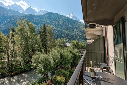 Apartment Cosmiques - Alpes Travel - Central Chamonix (sleeps 4)