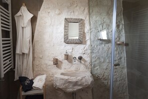 Douche, sĂšche-cheveux, serviettes fournies, savon