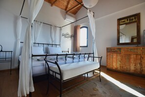 4 bedrooms, iron/ironing board, free WiFi, bed sheets