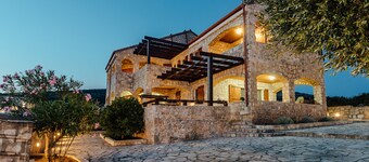 Villa Shanti - Familiehus, basseng og bar, basketballbane