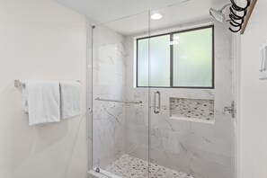 Badewanne, Haartrockner, Handtücher, Seife
