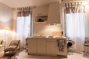 Kühlschrank, Ofen, Herdplatte, Wasserkocher mit Kaffee-/Teezubehör