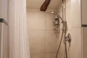 Chuveiro, secador de cabelo, bidê 