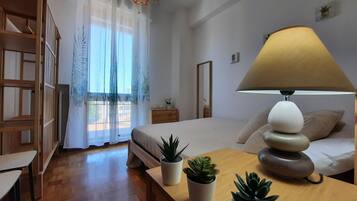 3 bedrooms, iron/ironing board, travel crib, WiFi (free)