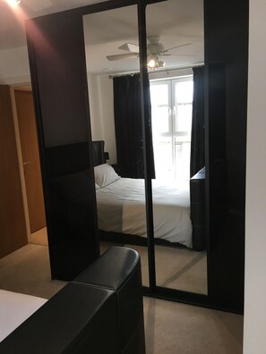 1 habitación, tabla de planchar con plancha, wifi gratis y ropa de cama