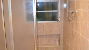 Een douche, een bidet, handdoeken, zeep