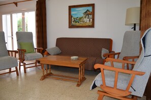 Flat-screen TV, fireplace