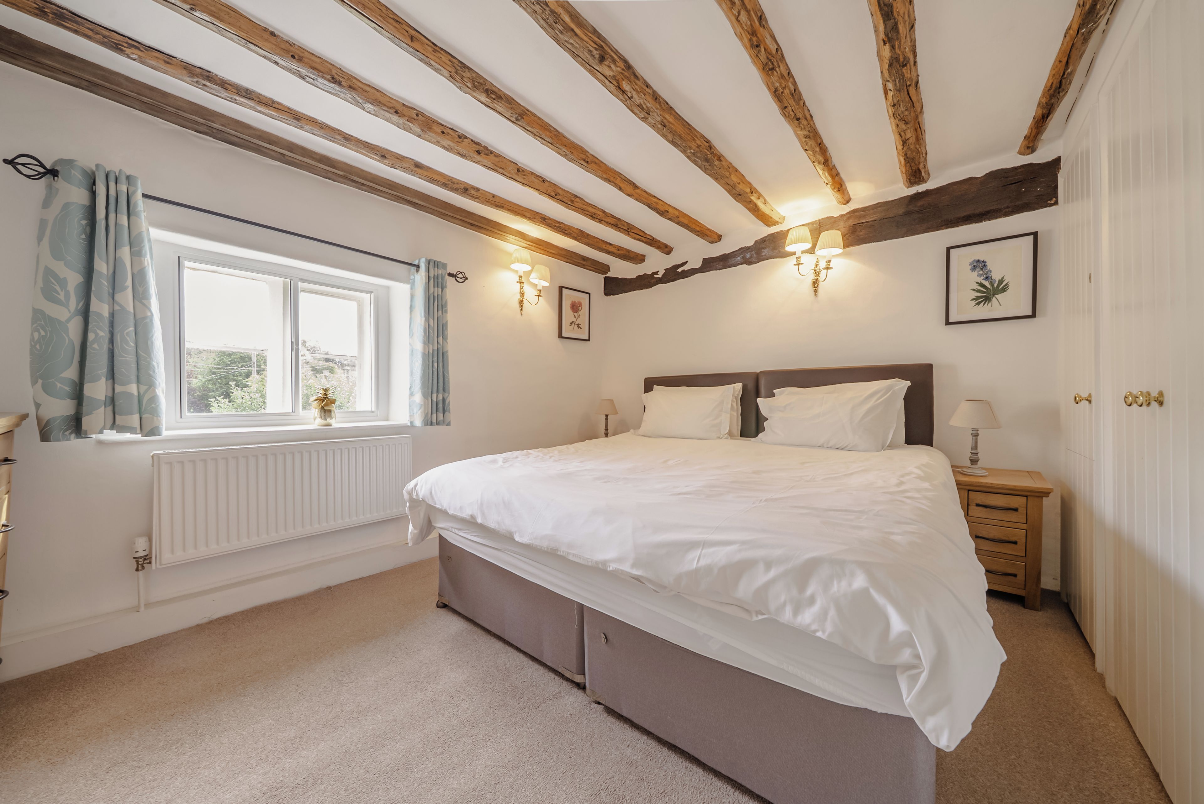 2 bedrooms, travel crib, WiFi (free), bed sheets
