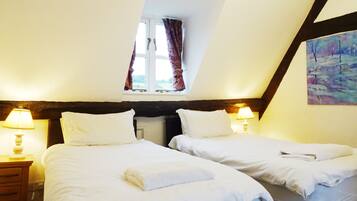 2 bedrooms, travel crib, free WiFi, bed sheets