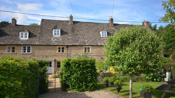 A stone house with a gravel driveway and a well-maintained garden. - COTSWOLD HISTORIC COTTAGE, WITH LARGE GARDEN (Naunton)