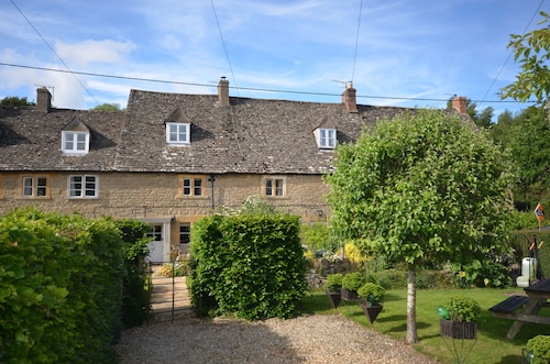 COTSWOLD HISTORIC COTTAGE, WITH LARGE GARDEN