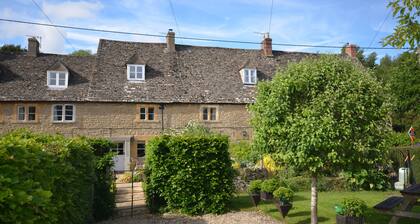 COTSWOLD HISTORIC COTTAGE, WITH LARGE GARDEN