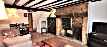 COTSWOLD HISTORIC COTTAGE, WITH LARGE GARDEN