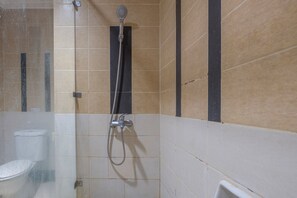 Een douche, handdoeken