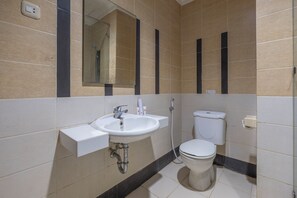 Deluxe-Suite | Badezimmer | Dusche, Handtücher