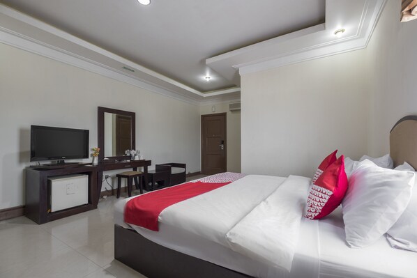 Desk, free WiFi, bed sheets