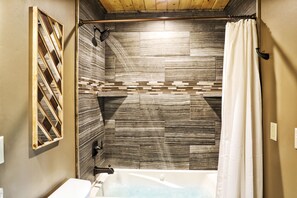 Combined shower/tub, jetted tub, hair dryer, towels