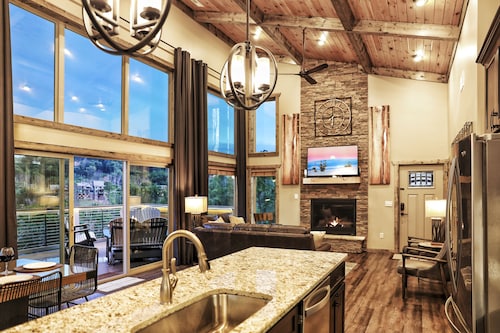 MARVELOUS Contemporary Luxury Cabin! VIEWS! Theater! Gaming! Fire Pits! Hot Tub!