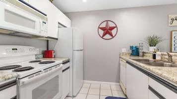 KĂŒhlschrank, Mikrowelle, Ofen, Herdplatte