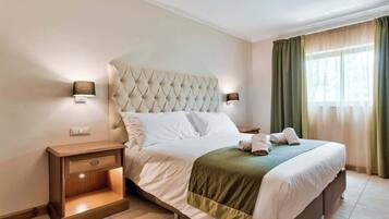 5 bedrooms, desk, iron/ironing board, WiFi