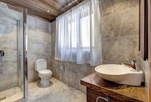 Douche, séchoir à cheveux, serviettes fournies
