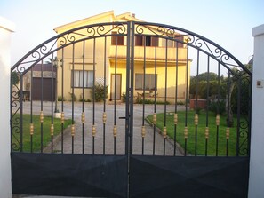 المنطقة المحيطة بالمنشأة