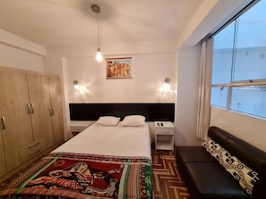 Comfort-huoneisto | Untuvapeitot, Select Comfort -patjalliset sängyt, pimennysverhot