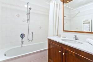 Ensemble douche/baignoire, serviettes fournies